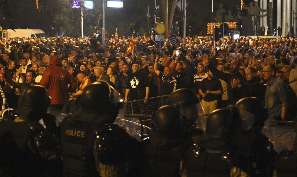 V protestih v Makedoniji poškodovanih več kot 100 ljudi