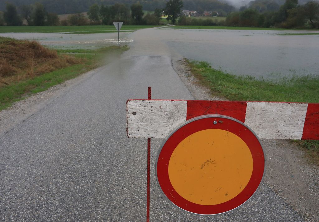 Sava poplavila glavno cesto Šentjakob - Litija
