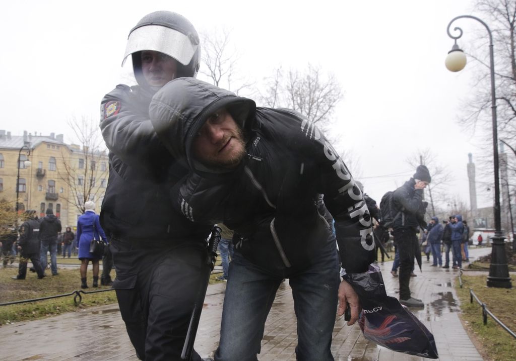Kljub prepovedi več sto ljudi danes na protestih proti Putinu