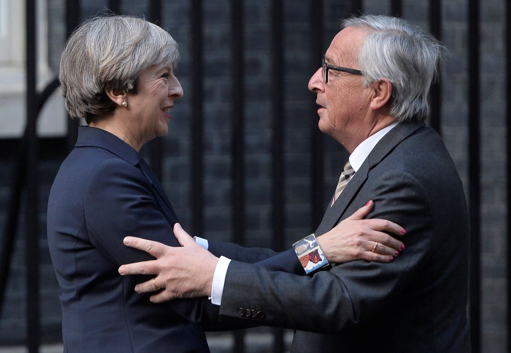 London zanika poročila o težavnem srečanju Mayeve in Junckerja