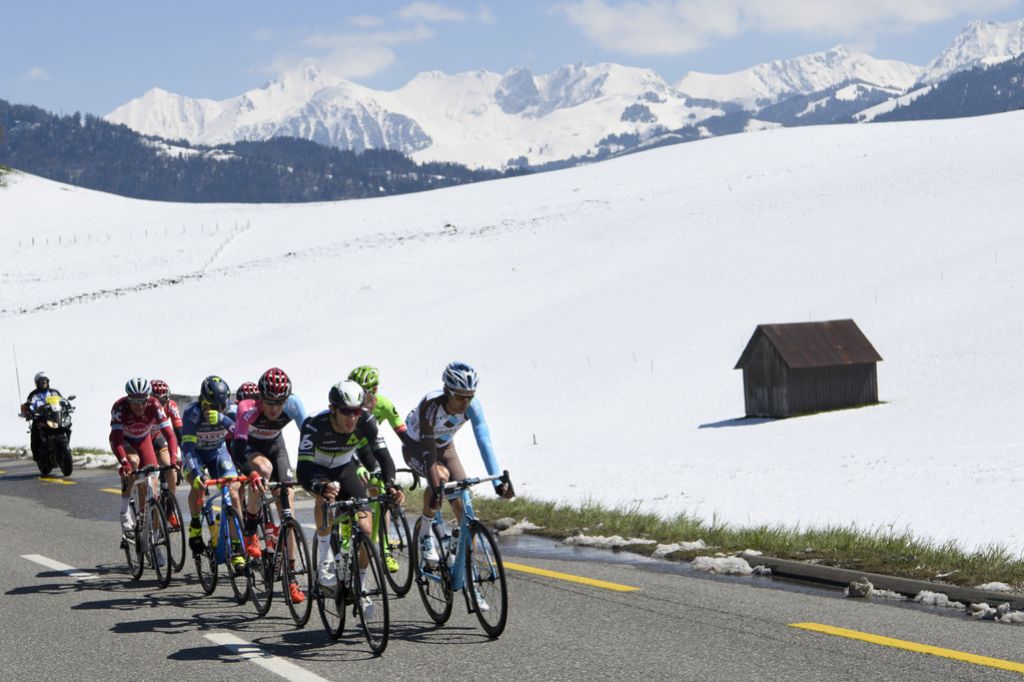 Giro dviguje prah s tekmovanjem za najboljšega spustaša; Mortirolo posvečen Scarponiju 