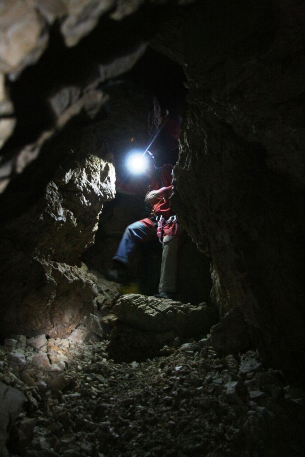 Pogrešano žensko našli v jami Brezno