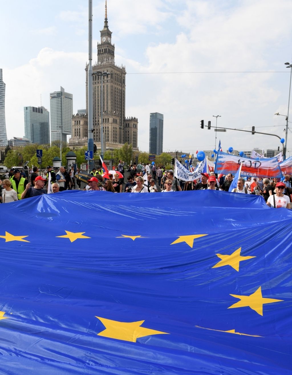 Več tisoč Poljakov na shodu za svobodo in Evropo
