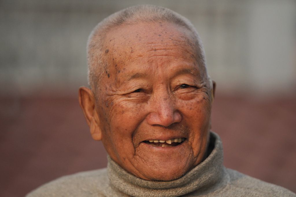 V poskusu osvojitve rekorda pod Everestom umrl 85-letnik