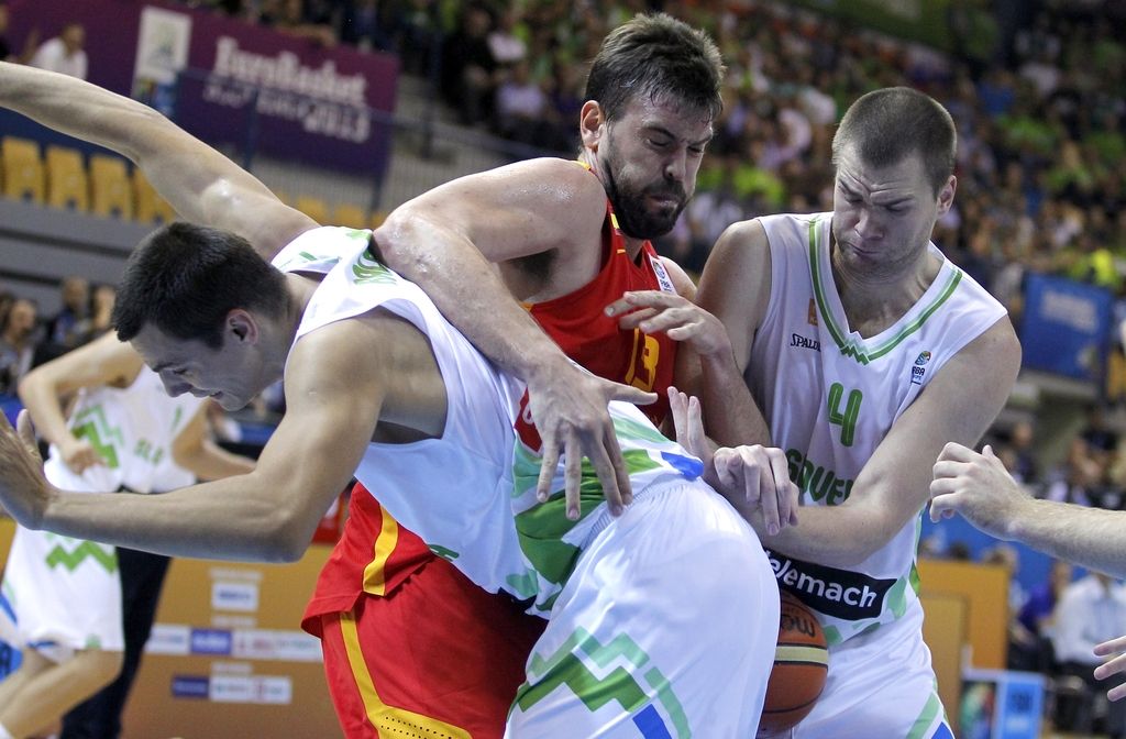 Slovenski košarkarji s Španci in Črnogorci