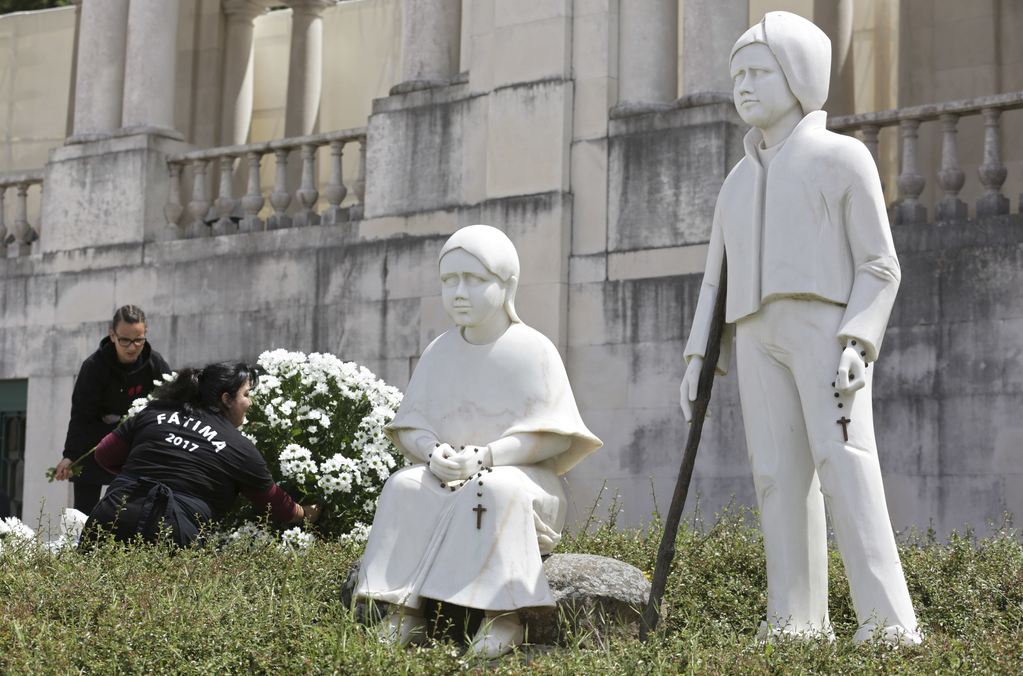 O Papa a caminho de Fátima, onde canonizará o pastorzinho