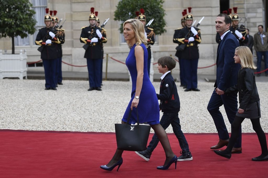 Ključe Elizejske palače prevzel Emmanuel Macron