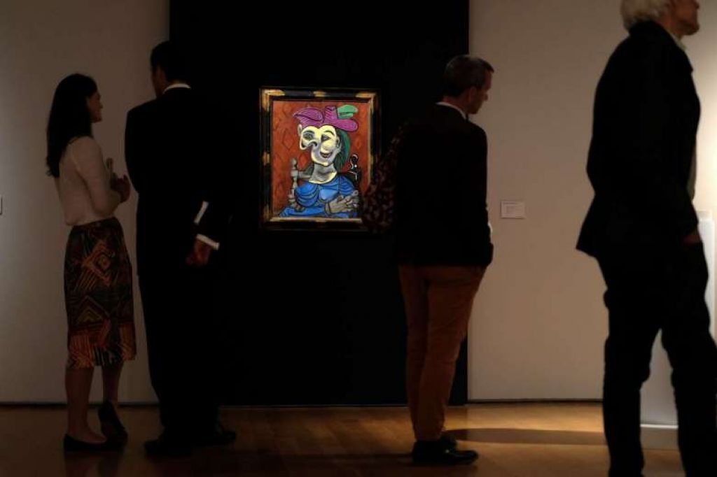 Picassova Sedeča ženska v modri obleki prodana za 45 milijonov dolarjev