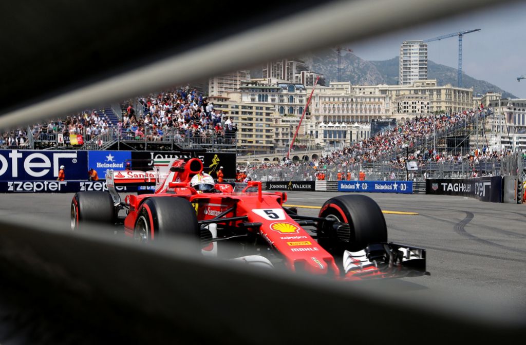 Vettel daleč spredaj, »srebrni puščici« zadržani