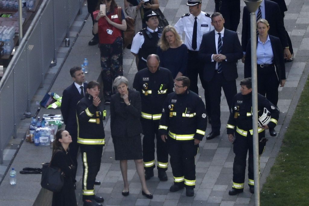 Theresa May zahteva javno preiskavo požara v londonski stolpnici 