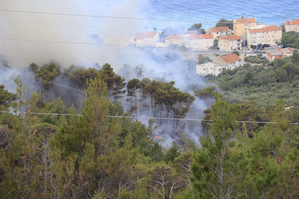 Na območju Makarske obsežen gozdni požar