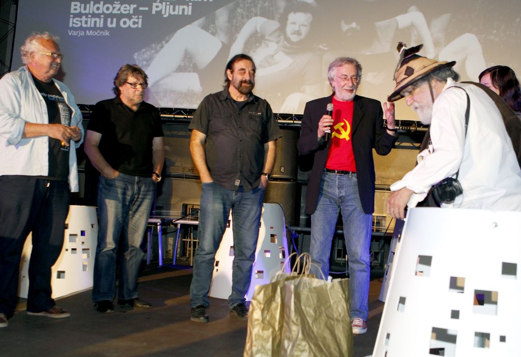 Buldožer &minus; pljunek, ki &scaron;e vedno odmeva