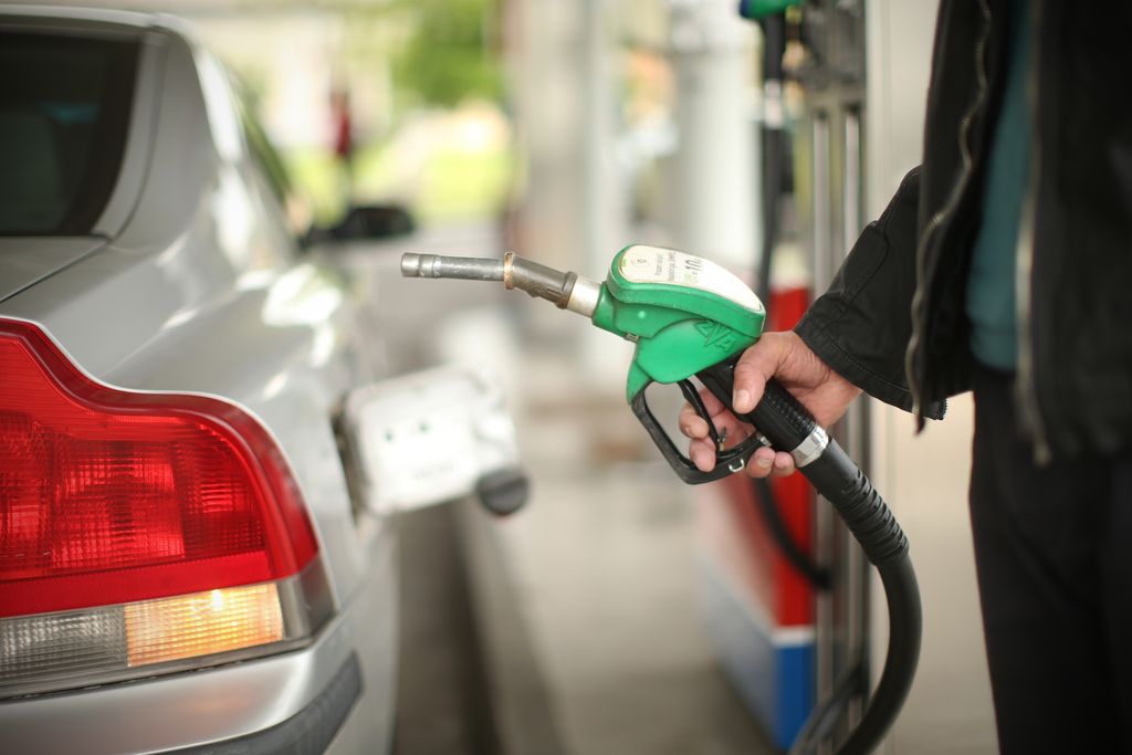 Vlada podaljšala uredbo o oblikovanju cen goriva