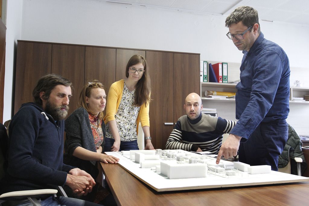 Pravijo, da so v službi prebivalcev