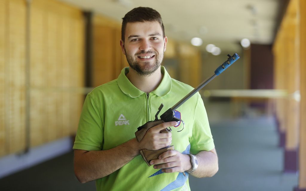 Fant s pi&scaron;tolo, ki pritiska na klavirske tipke