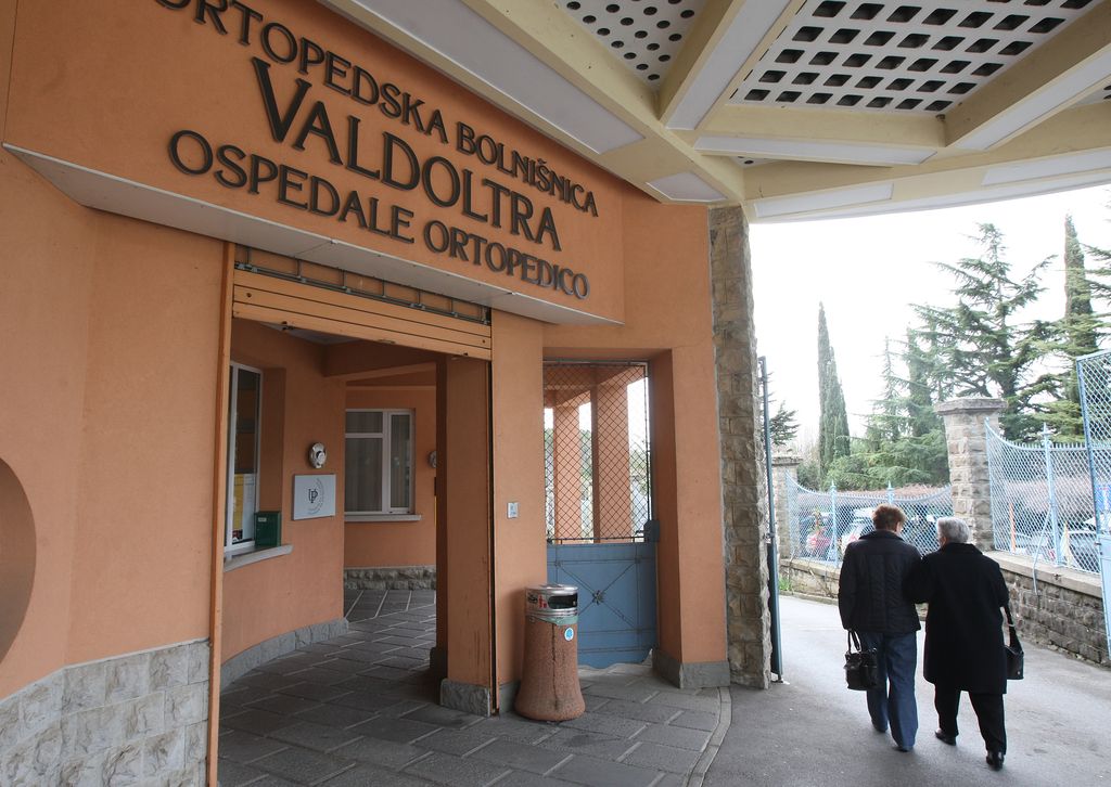 Vlada v odhajanju bolnišnicam »podarja« tri milijone evrov