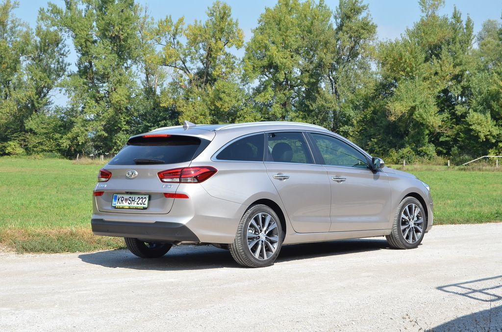 Karavan z zajetnim nahrbtnikom