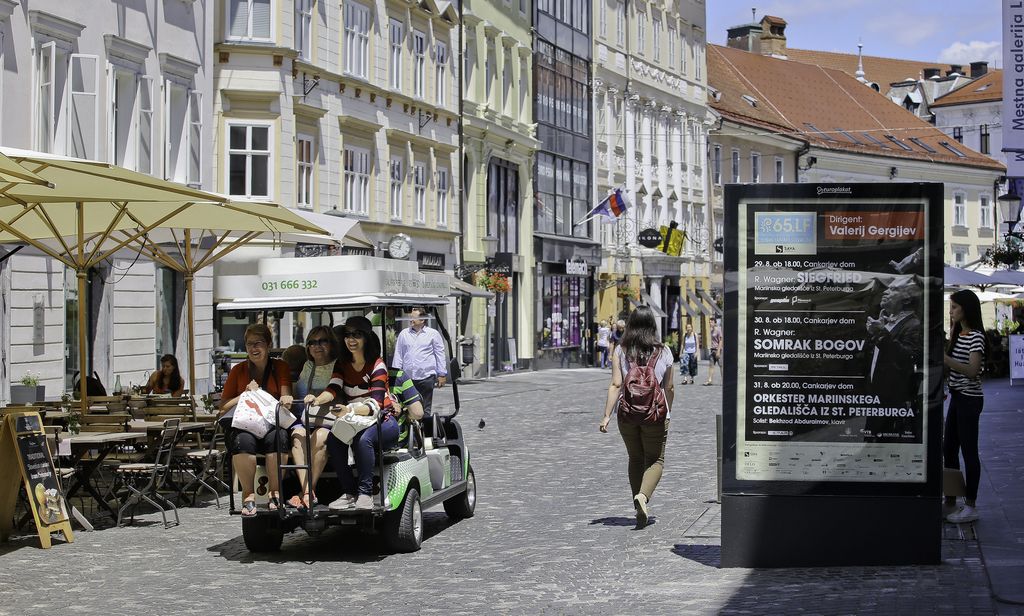 Sporno reklamiranje v Stari Ljubljani moti le Levico