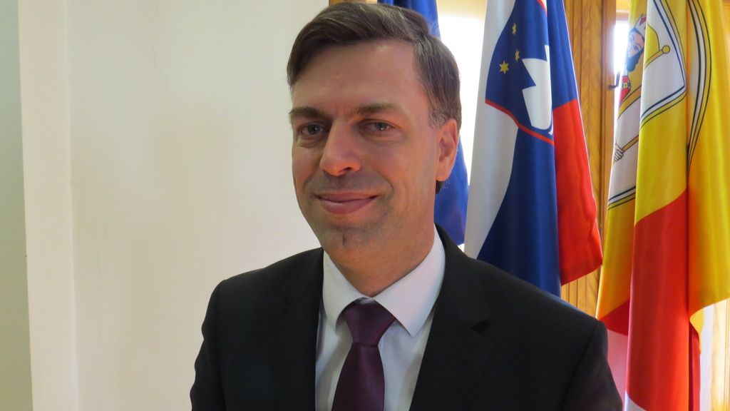 Bo namesto poslovnega objekta rasla trava?