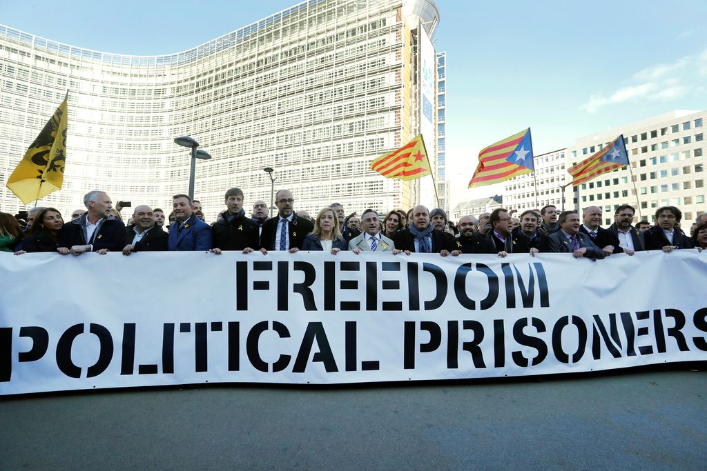 Katalonski župani v Bruslju protestirali v podporo Puigdemontu
