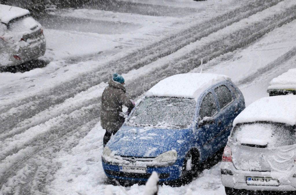 Sneženje po državi slabša razmere na cestah
