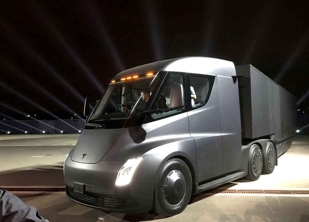 Tesla napoveduje še tovorno vozilo in superšportnika   