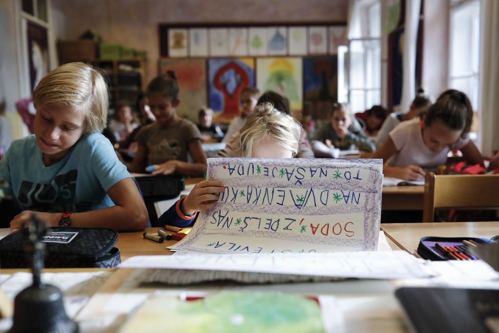 Anketa Dela: Javno šolstvo na dobrem glasu