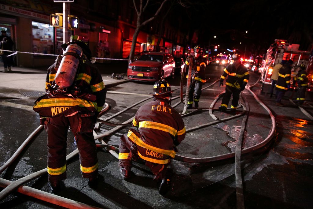 Požara v New Yorku in Mumbaju skupno zahtevala več kot 20 življenj
