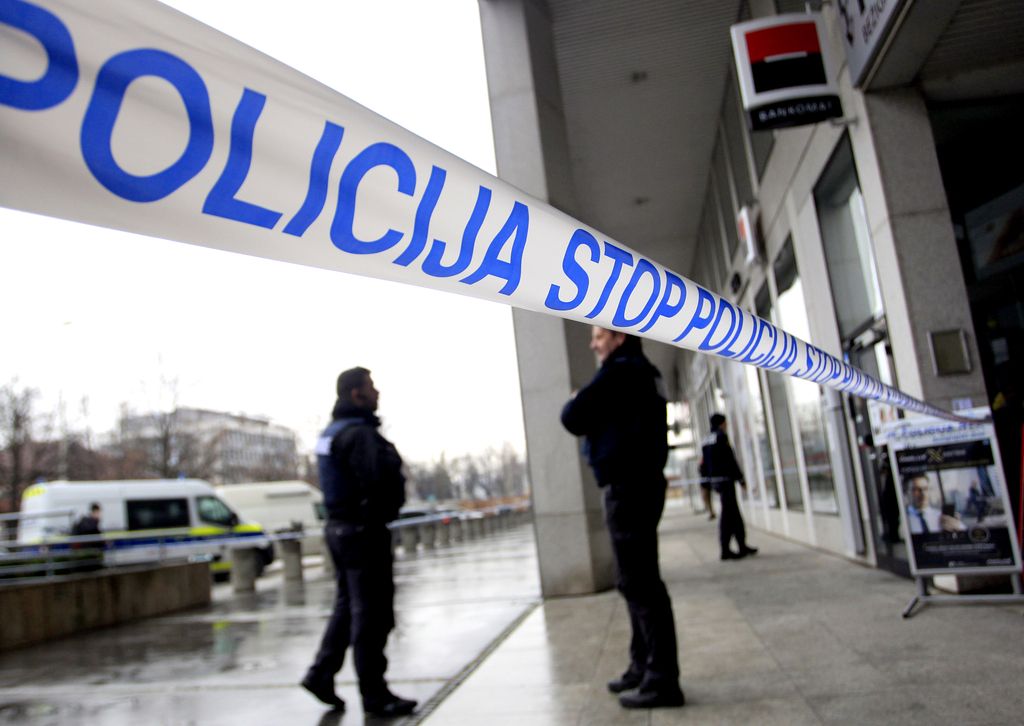 Domžalski policist preprečil rop banke
