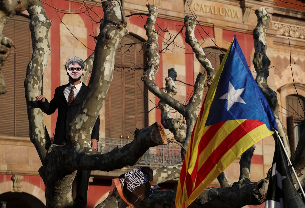 Vse več zapletov in vse bolj razdeljeni