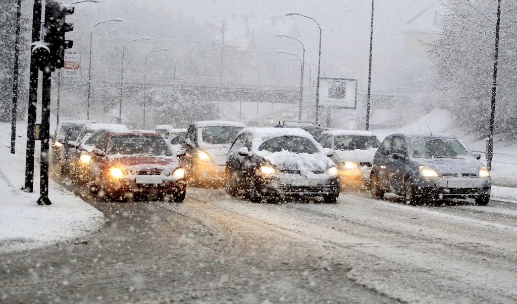 Zaradi snega gospodinjstva ponekod po državi brez elektrike