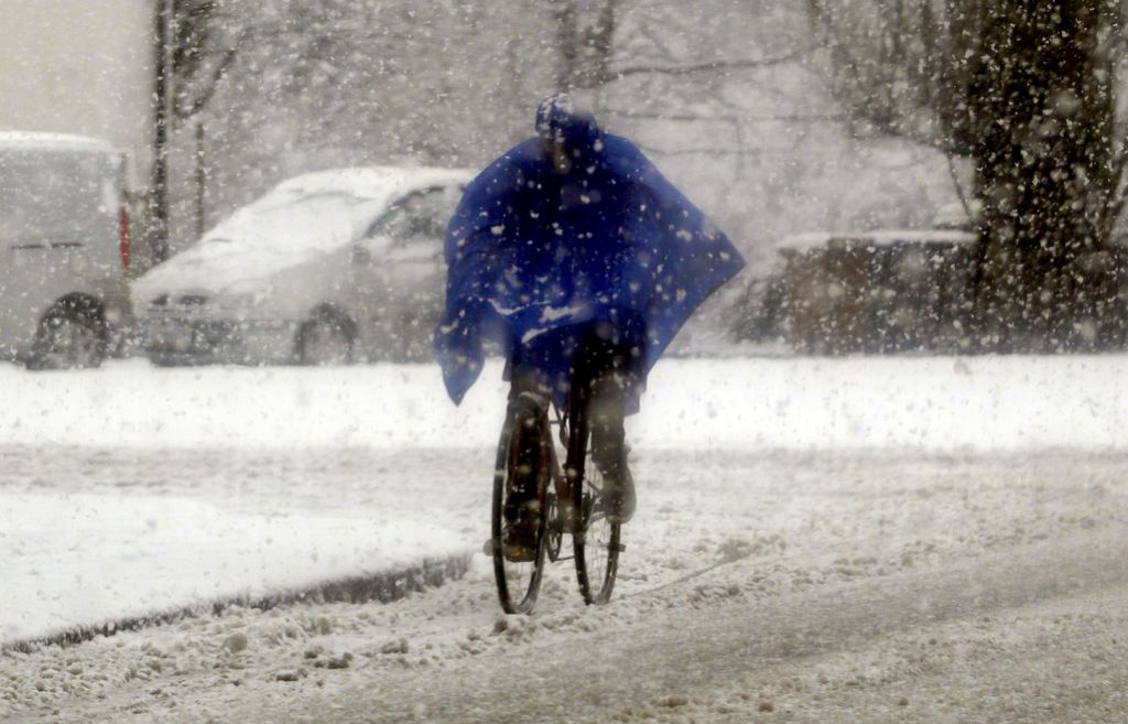 Sneženje slabi, razmere v prometu se umirjajo