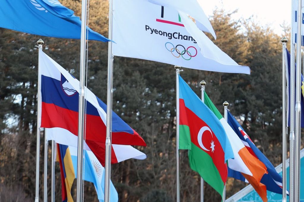 Slovenska zastava že plapola pred olimpijsko vasjo