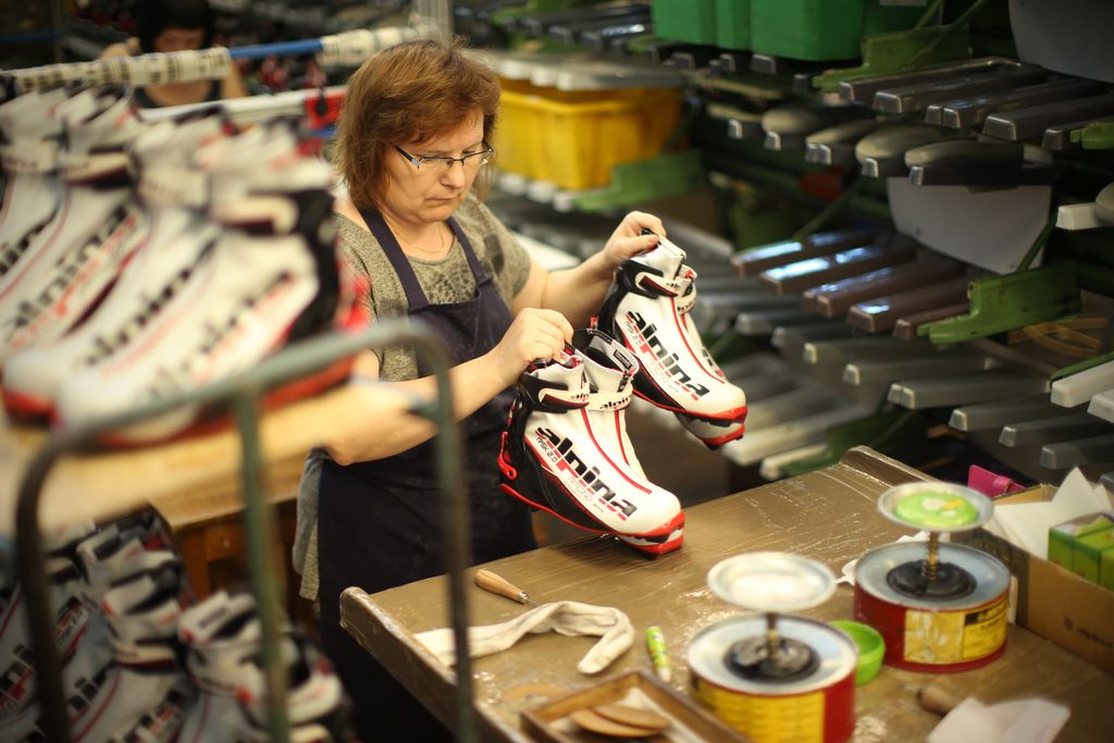 Alpina z naložbami do rasti in proizvodnje Pekovih čevljev