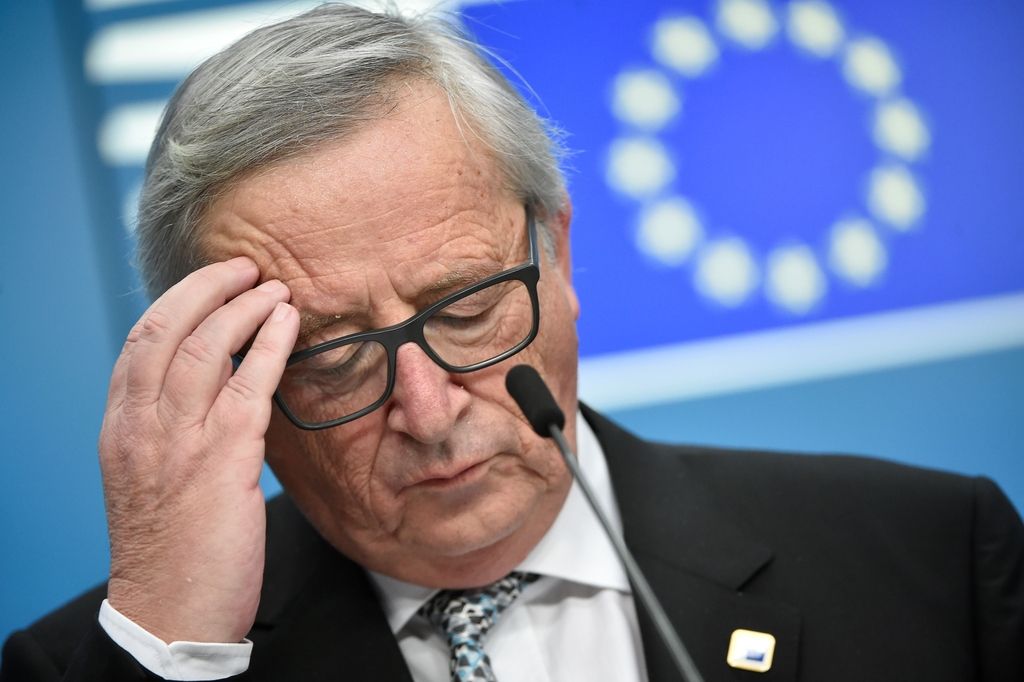 Juncker pod plazom kritik zaradi čestitke Putinu