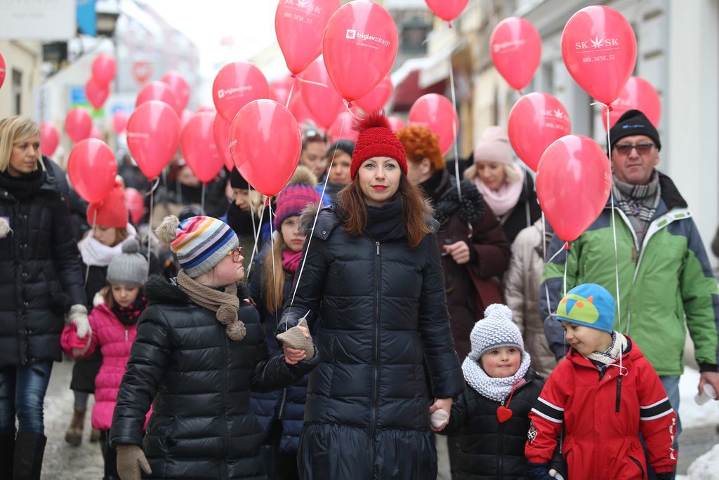 Z rdečimi baloni za sprejemanje drugačnosti
