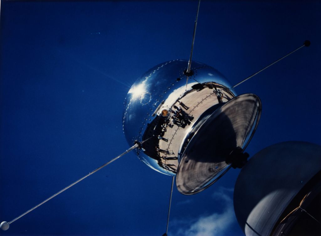 Najstarejši satelit še vedno kroži okoli Zemlje
