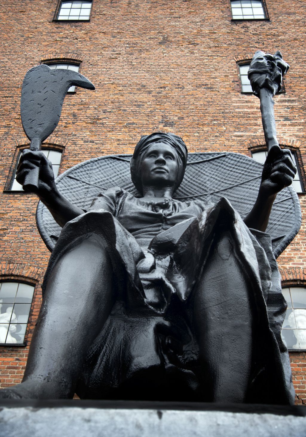 Na Danskem prvi spomenik temnopolti ženski, »kraljici upora«