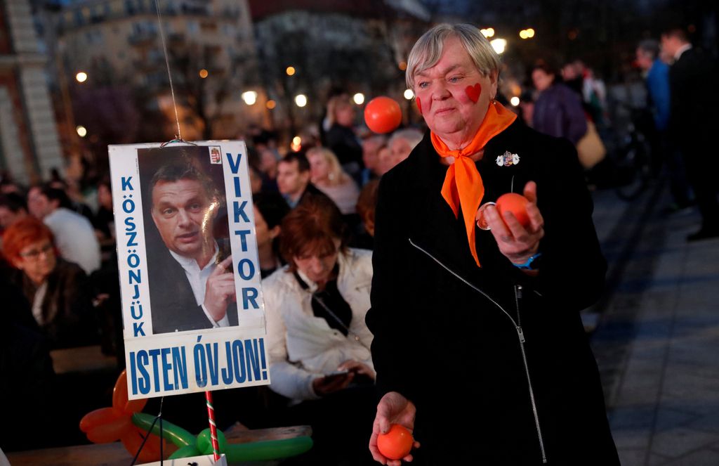 Orbánu dvetretjinska večina za »zgodovinsko« zmago