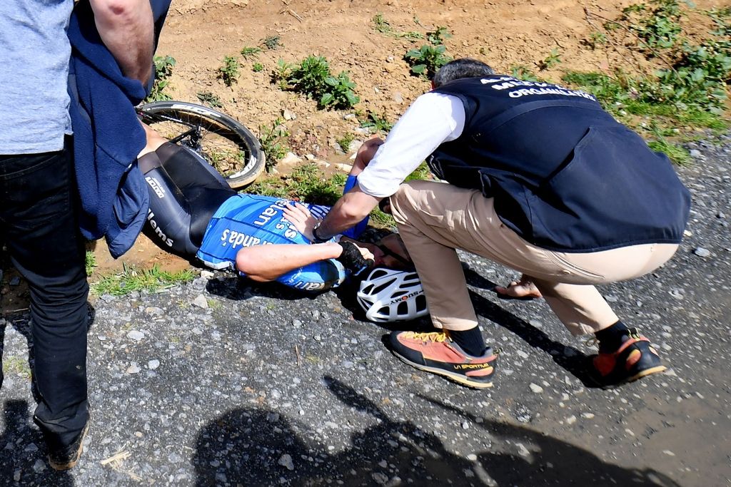 Belgijski kolesar umrl po srčnem zastoju med Pariz-Roubaixom