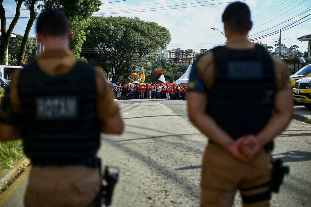 Podporniki nekdanjega brazilskega predsednika kampirajo pred zaporom
