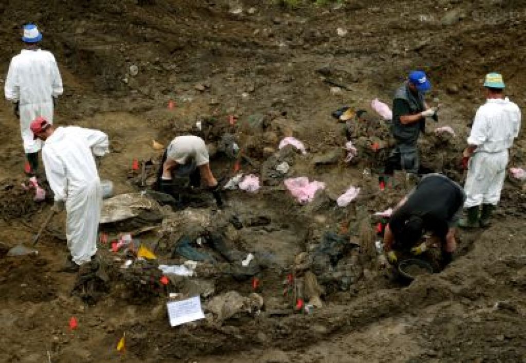 Sodelovanje pri izkopavanju posmrtnih ostankov