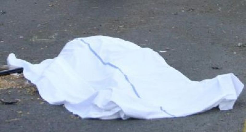 Trčil v železno ograjo in umrl