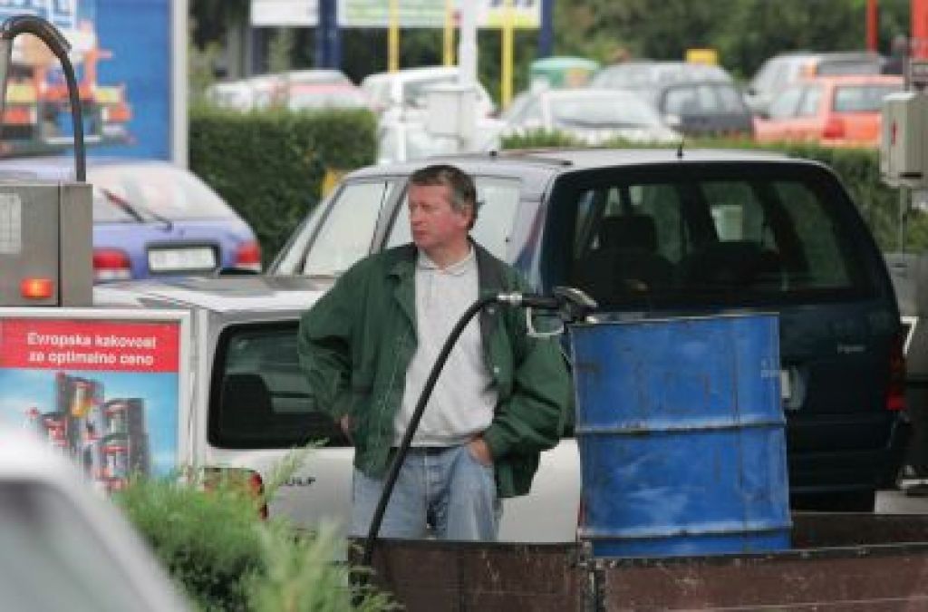 Dve pocenitvi, ena podražitev