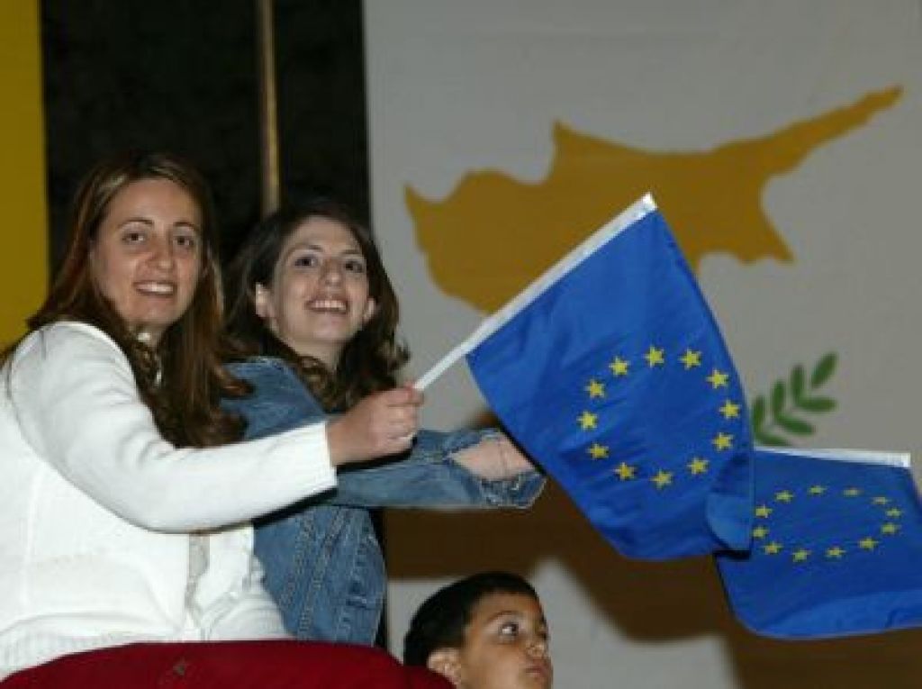 Z bombo nad evropsko ustavo?
