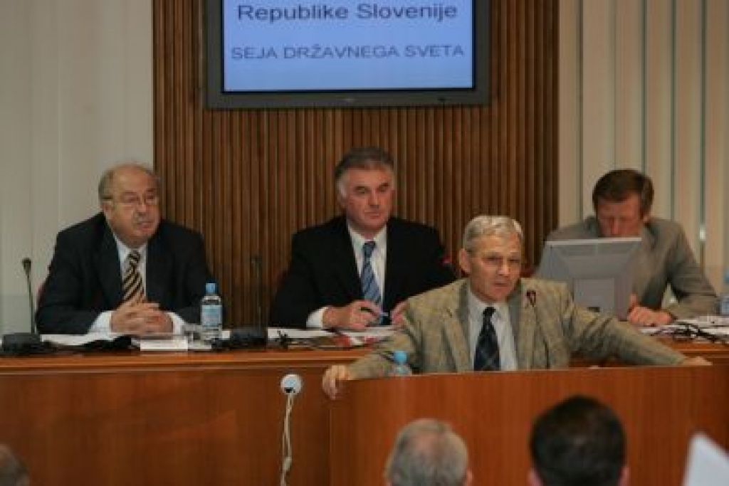 Svetniki ustavili sporna zakona