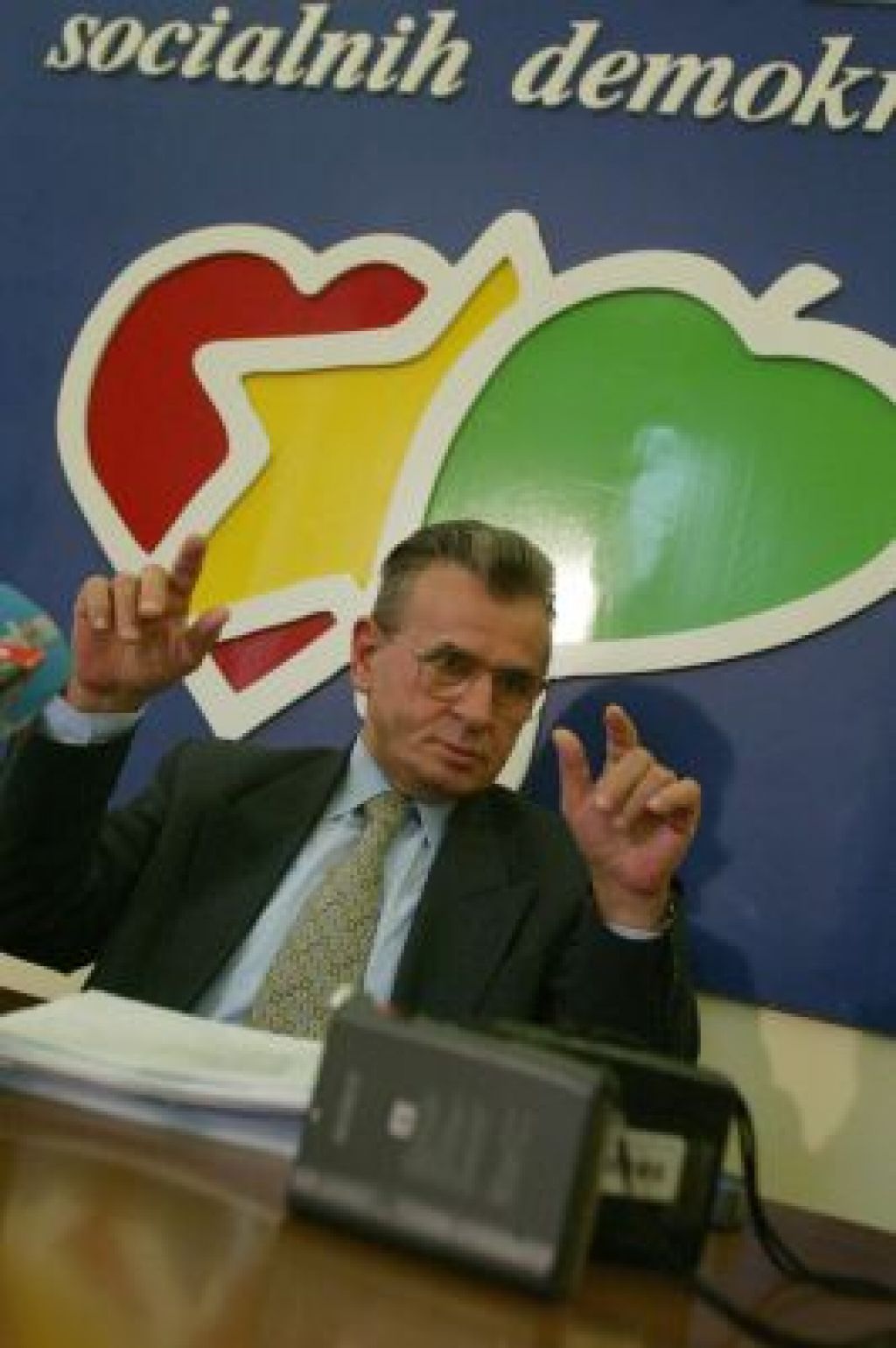 Dve parlamentrani komisiji?