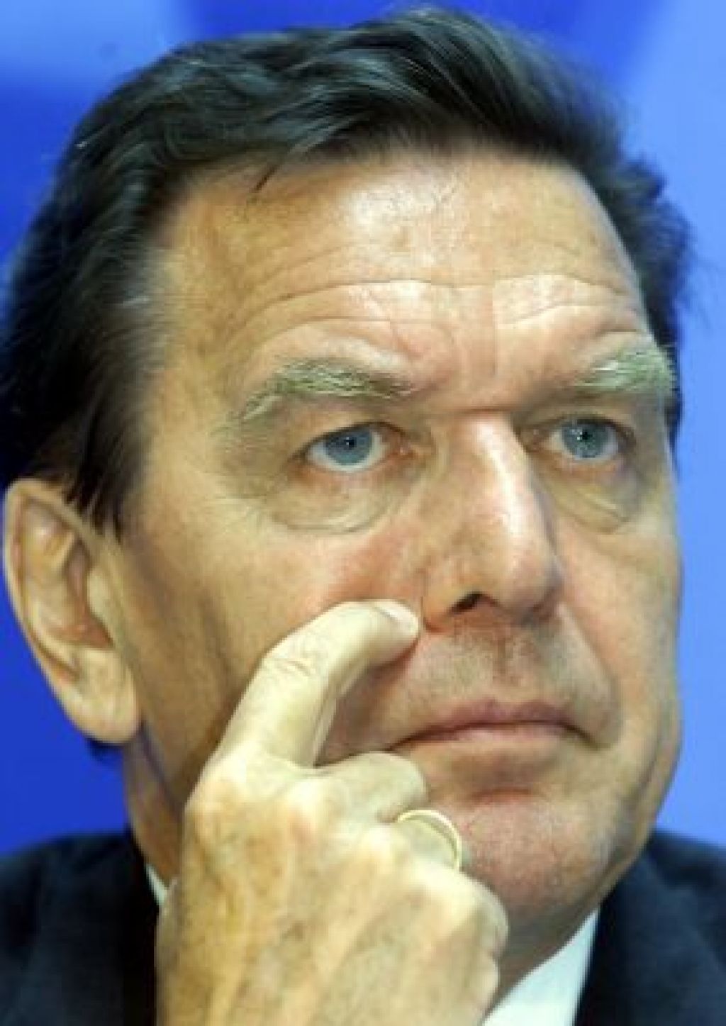 Gradnjo plinovoda bo nadziral tudi Schröder
