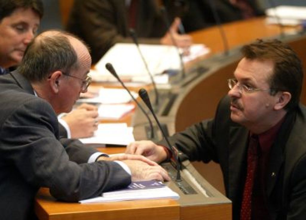 Občinski grbi ostajajo na tablicah