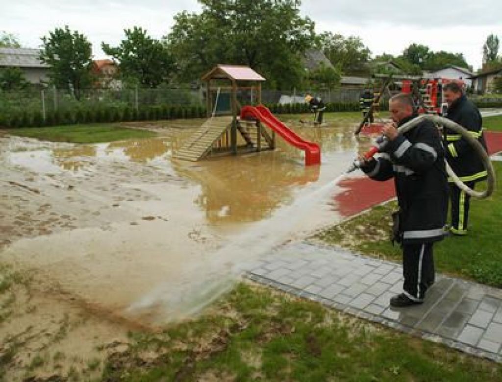 V poplavah v Gvatemali in Mehiki 42 mrtvih